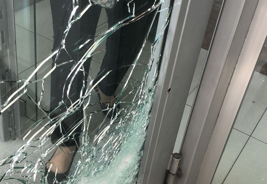 فيديو يوثّق لحظة إطلاق النار على بنك بيروت في جبيل 