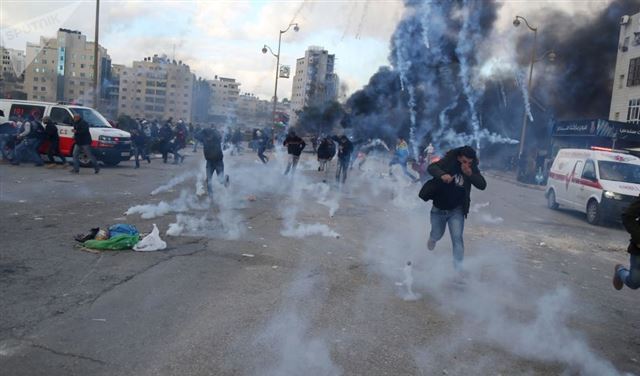 بالفيديو.. إصابة عشرات الفلسطينيين في مواجهات مع الشرطة الإسرائيلية