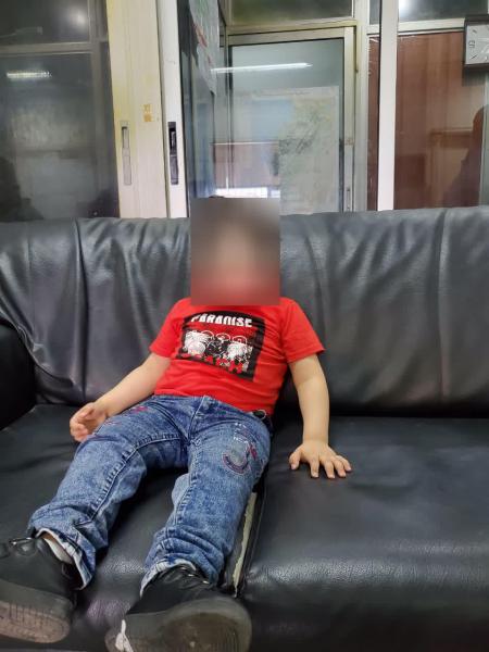 "مقيّدًا برجليه بواسطة قطعة قماش"... أم تعنف ولديها القاصِرَيْن!