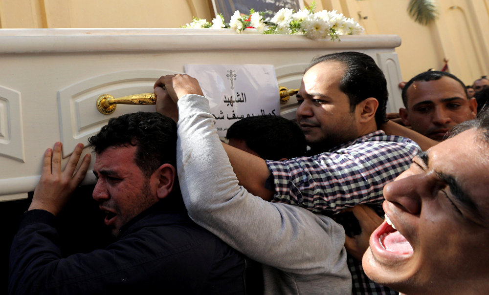 بالصور.. آلاف الأقباط يشيعون ضحايا هجوم المنيا 