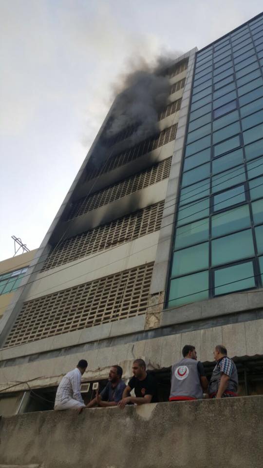 بالصور: حريق يسفر عن جريحين من الدفاع المدني و10 مصابين 