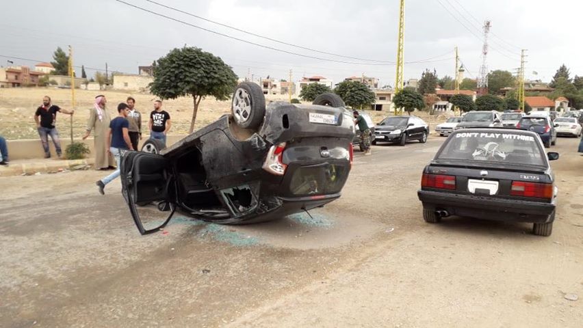 بالصور: إصابة مواطن بإطلاق نار وانقلاب سيارته في بعلبك 