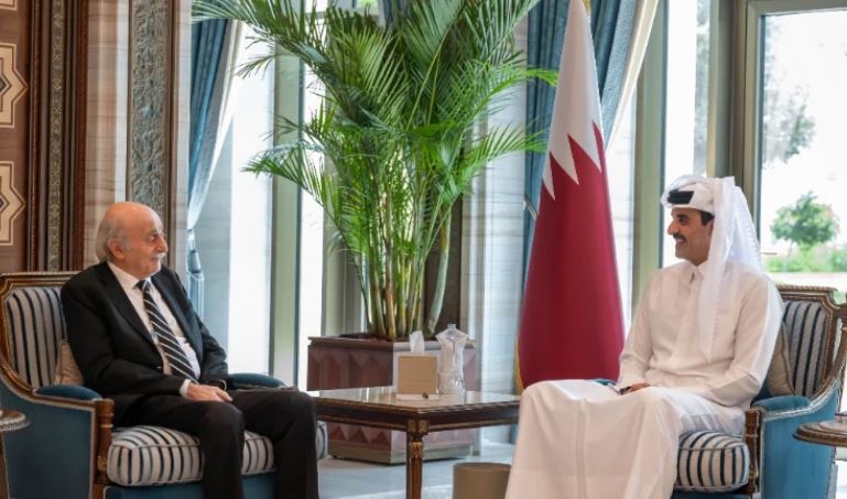 لقاءٌ بين جنبلاط وأمير قطر... اليكم ما تم بحثه!