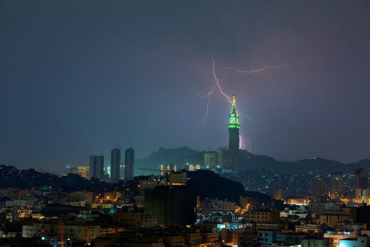 صور بديعة للبرق حول الكعبة تخطف الأنظار