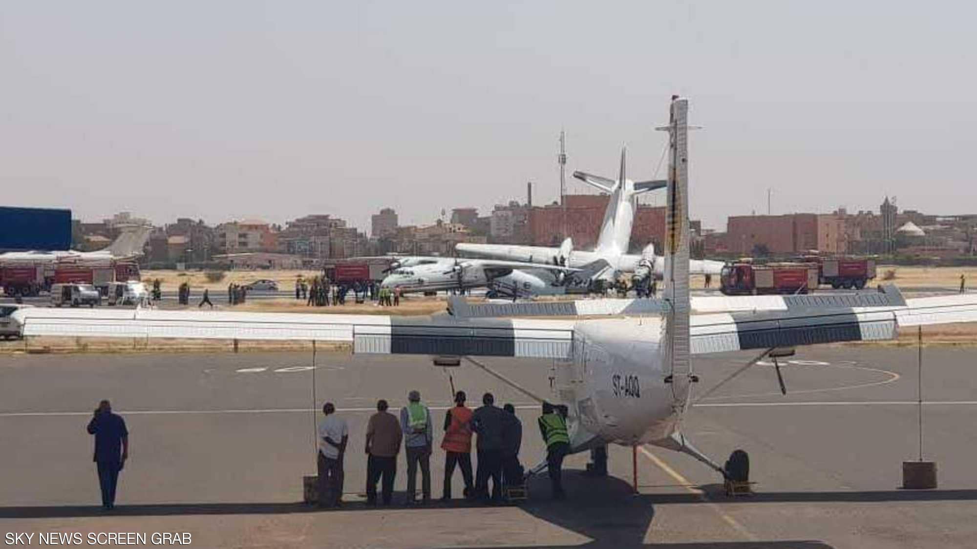 بالصور: اصطدام طائرتين في مطار الخرطوم