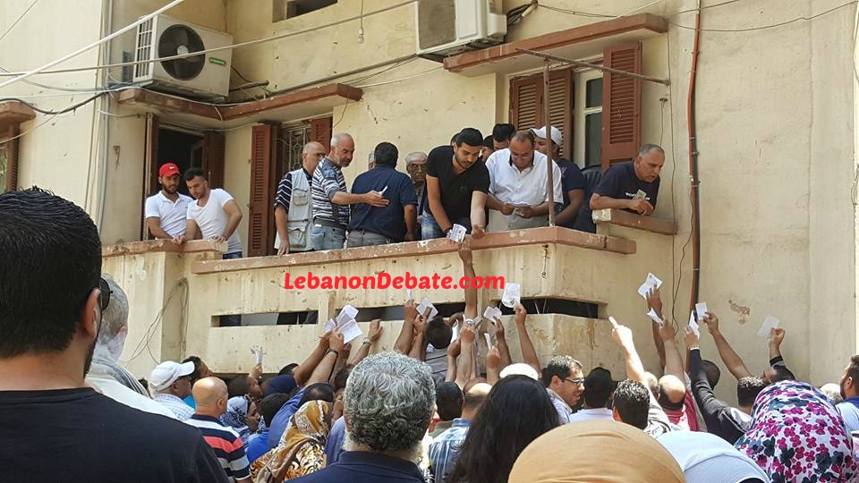 بالصور.. توزيع مال إنتخابي بطريق الجديدة بحماية السلاح!