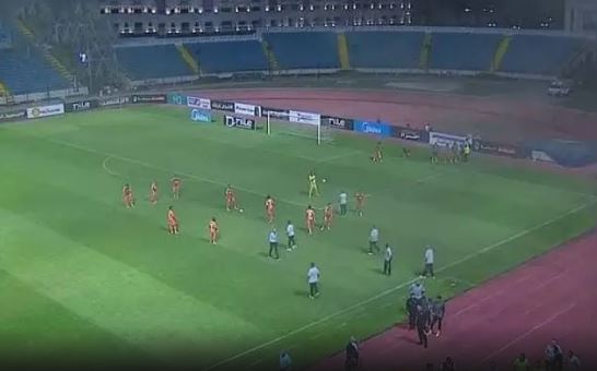 بالصور: حريق في الملعب خلال مباراة بالدوري المصري