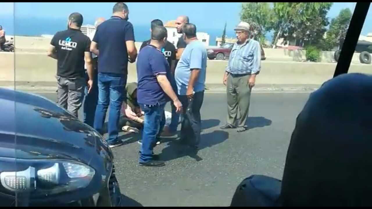 بالصور: جريح بحادث صدم على أوتوستراد الجية  بالصور: جريح بحادث صدم على أوتوستراد الجية
