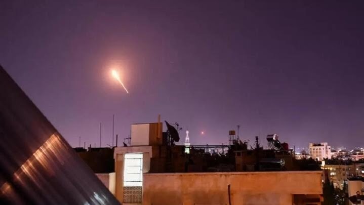 عدوان اسرائيلي على مطار دمشق الدولي فجراً .. أدى لمقتل ٤ عناصر وخروج المطار عن الخدمة (صور)