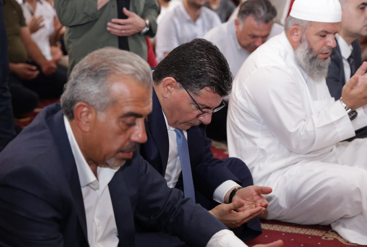 بالصور: بهاء الحريري يؤدي صلاة يوم الجمعة وسط حشود مرحبة
