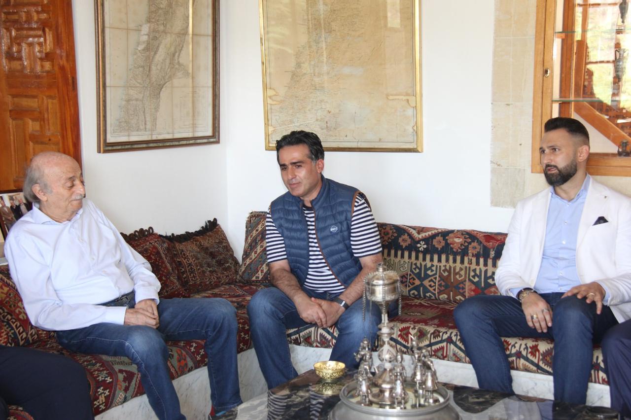 لـ"الترفع عن السجالات السياسية العقيمة"... جنبلاط يستقبل حمية في الشوف