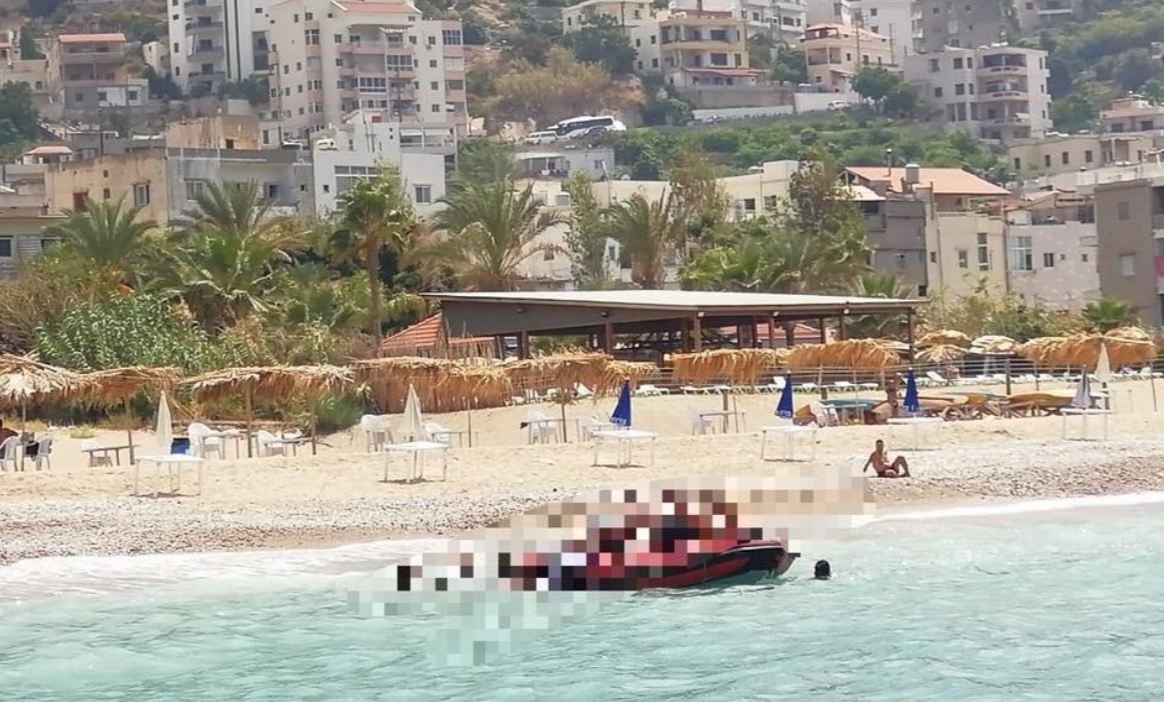 بالصور: اصطدام زورق سياحي بالرمال مقابل شاطئ العقيبة