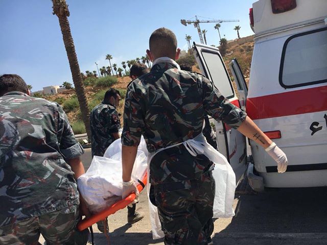 بالصور: انتشال جثة غريق من شاطئ الرملة البيضاء