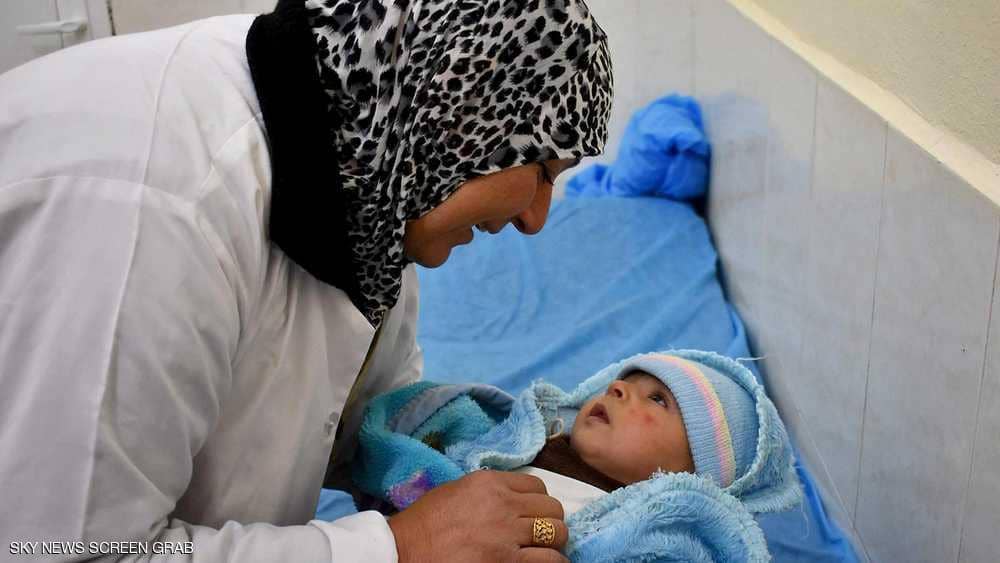 بالصور: أم قاسم.. القابلة التي تحدت داعش بعمليات الولادة
