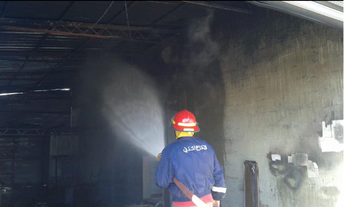 بالصور: حريق داخل محل لتنجيد المفروشات في جب فرح