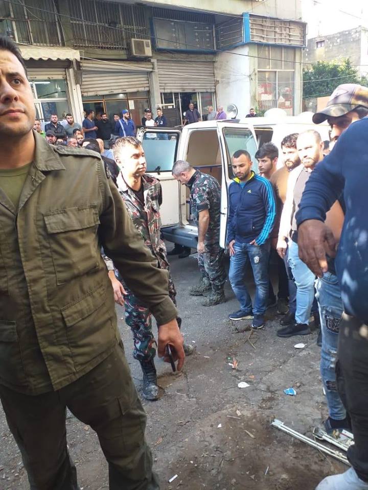 بالصور.. سقف مبنى "يقتل" عاملاً!