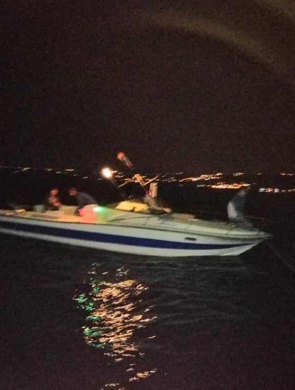 بالصور: سحب زورق لصيد الاسماك في البياضه