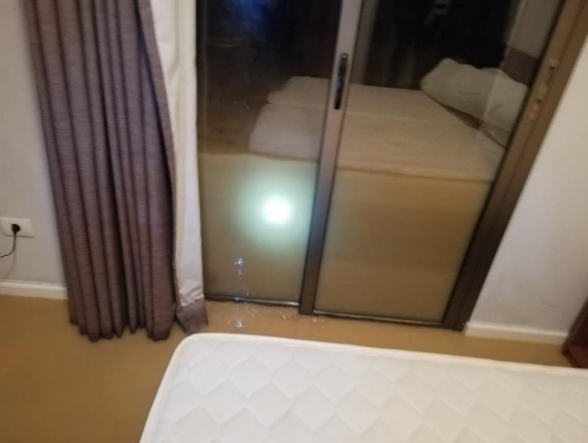 بالصور: انقاذ مواطنين علقوا داخل منازلهم في عيون السيمان