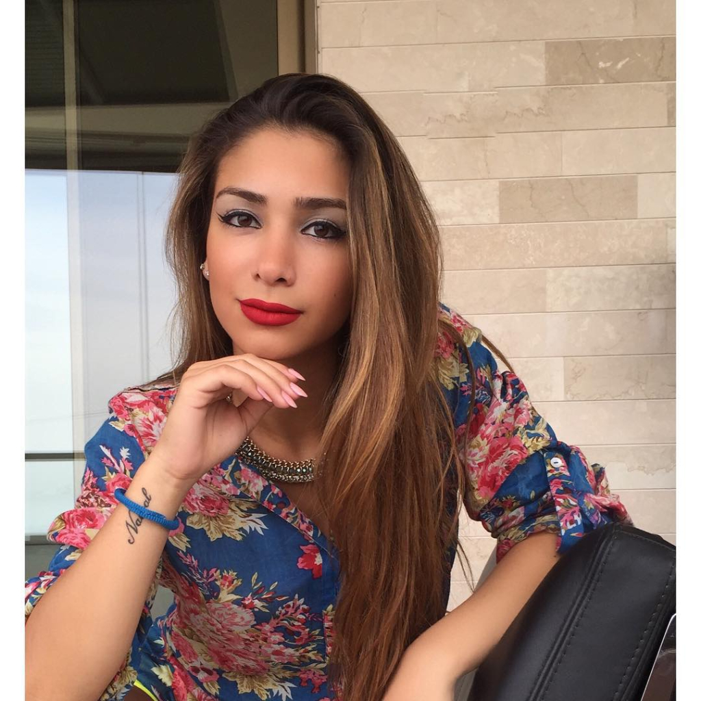 حفرت اسم والدتها نوال الزغبي على يدها