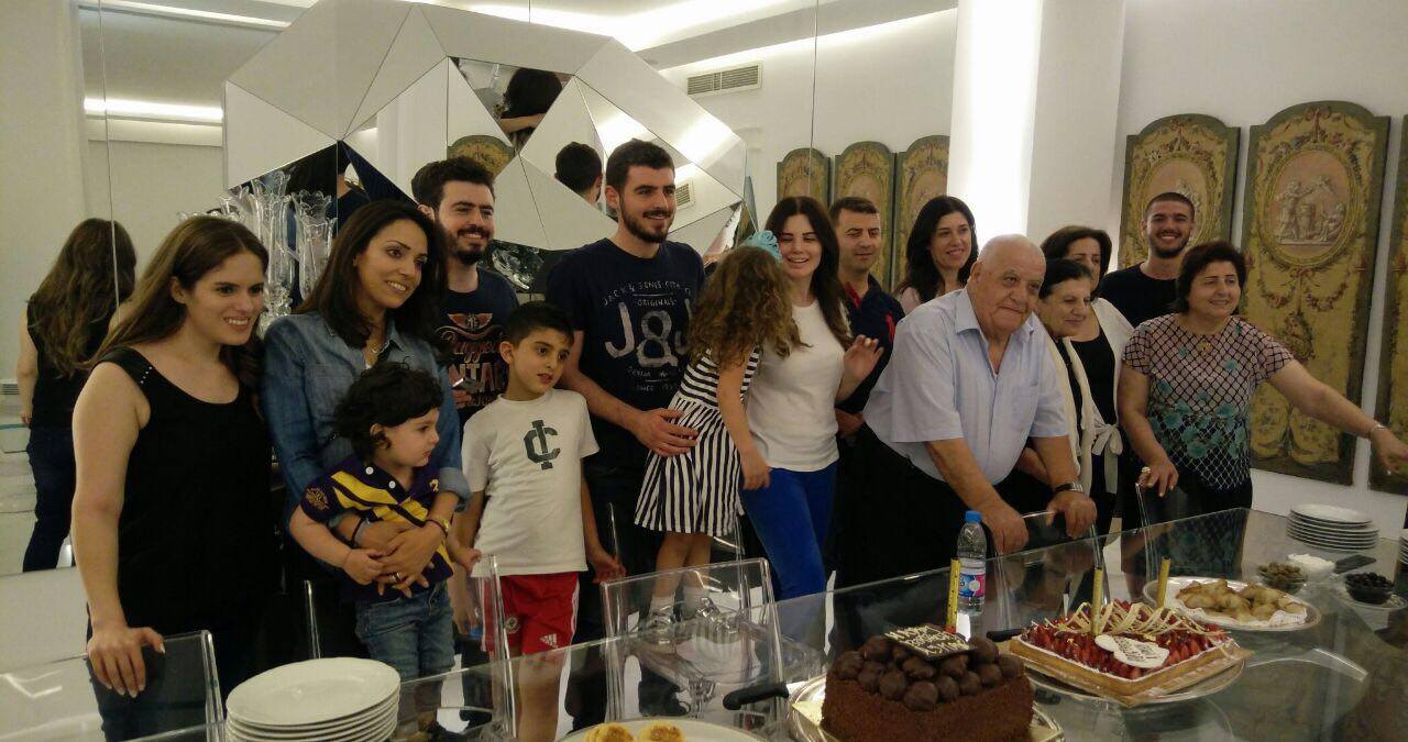 بالصورة.. منى أبو حمزة تحتفل بعيد ابنها بغصة