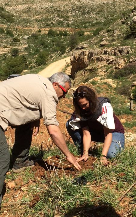 بالصورة.. ماذا تفعل رلى حمادة  في  إهدن؟
