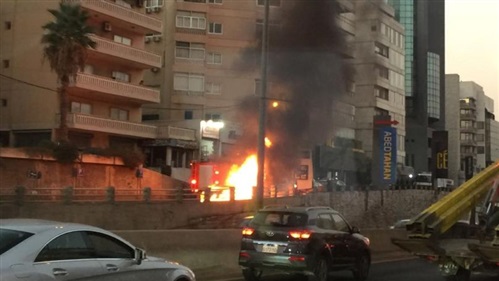 بالصور والفيديو: احتراق سيارة في أدونيس