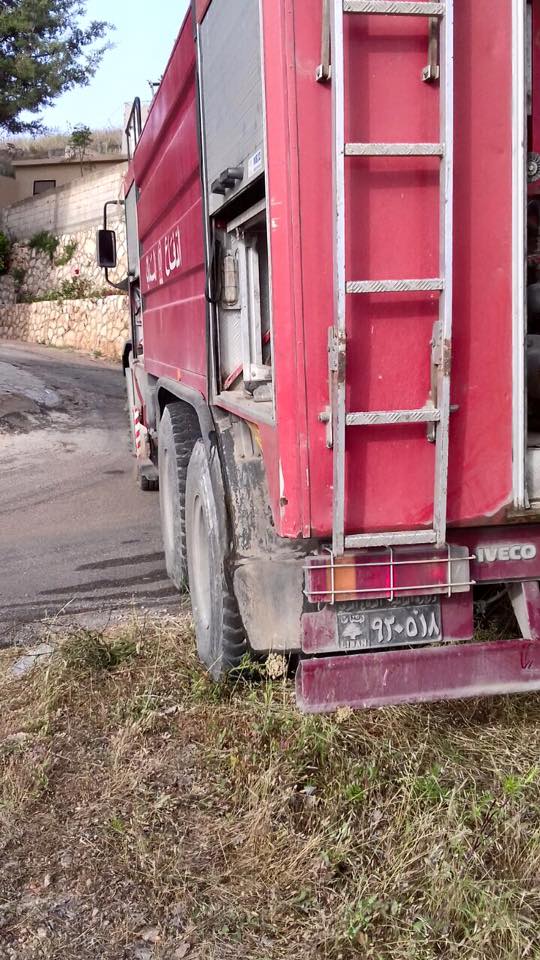 بالصور.. حريق اعشاب في بلدة بعاصير