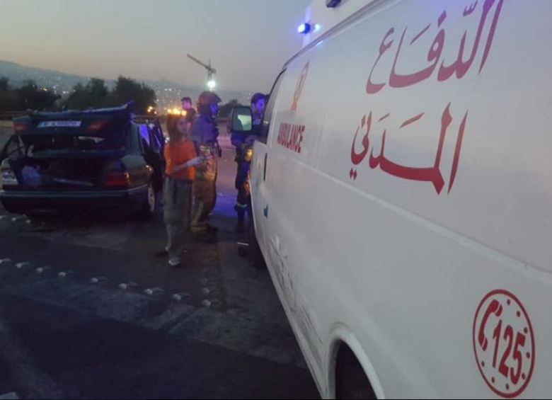 بالصور: إنقاذ شخص على طريق المطار - بيروت