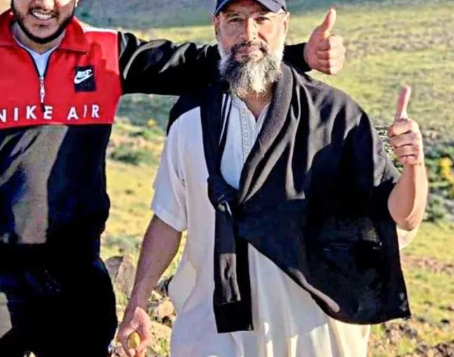 "أصابع يده مبتورة"... صورة "جديدة" لسيف الإسلام القذافي تشغل أنصاره!