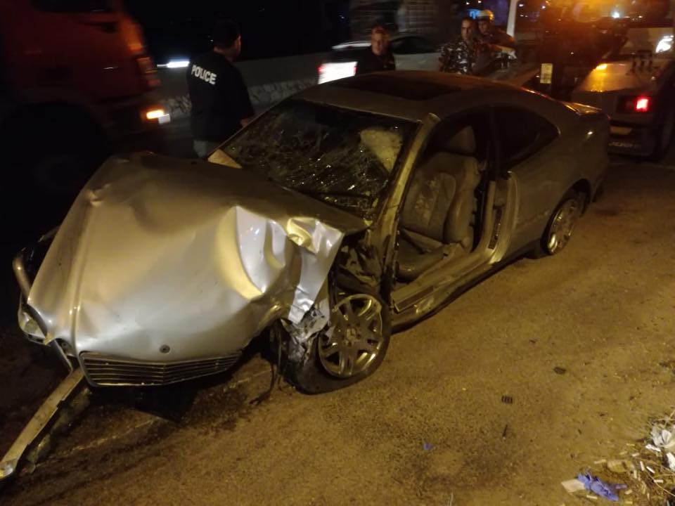 بالصور: جريحان في انقلاب سيارة على اوتوستراد العقيبة