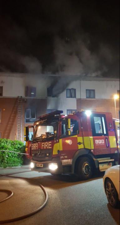 اندلاع حريق في منازل متلاصقة شرق لندن اندلاع حريق في منازل متلاصقة شرق لندن