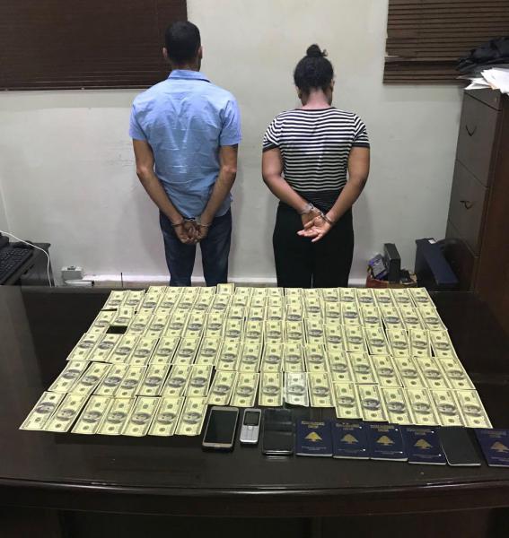 بالصورة: أثيوبية فارّة من منزل مخدوميها ومعها 10 آلاف دولار
