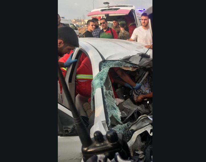 بالصور: إنحراف سيارة على طريق طرابلس... ووفاة امرأتين