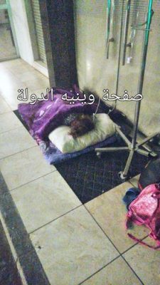 في لبنان…صورة محزنة لطفلة مرمية في ممر إحدى المستشفيات بسبب عجز والدها عن تأمين المال!!