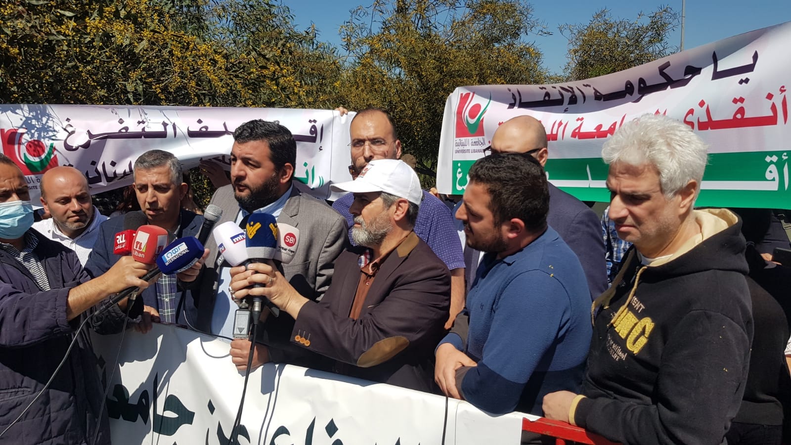 متفرغو ومتعاقدو "اللبنانية" اعتصموا أمام مفترق القصر الجمهوري: لإقرار ملفات الجامعة