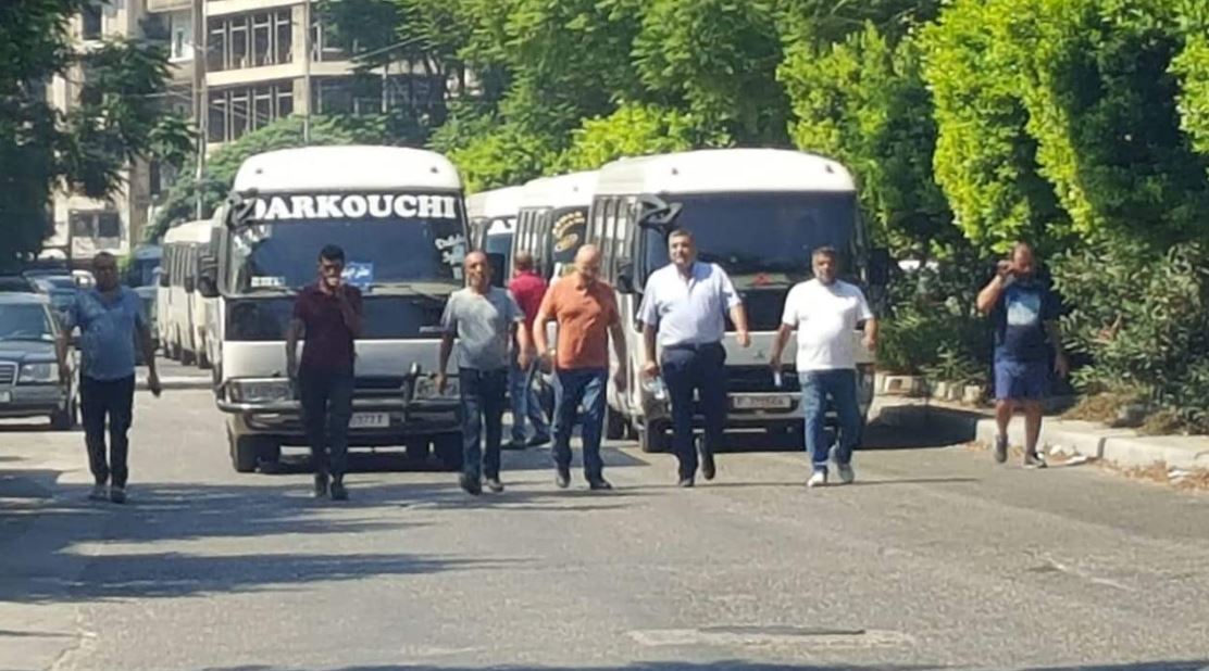 في طرابلس... سائقو الباصات يقطعون الطريق امام منزل مولوي (صورة)