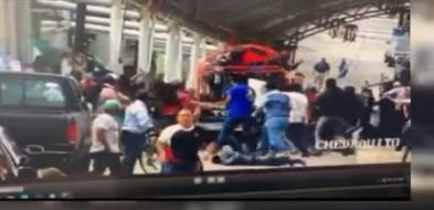 بالصور: غاضبون يربطون رئيس بلدية بسيارة ويسحلوه!