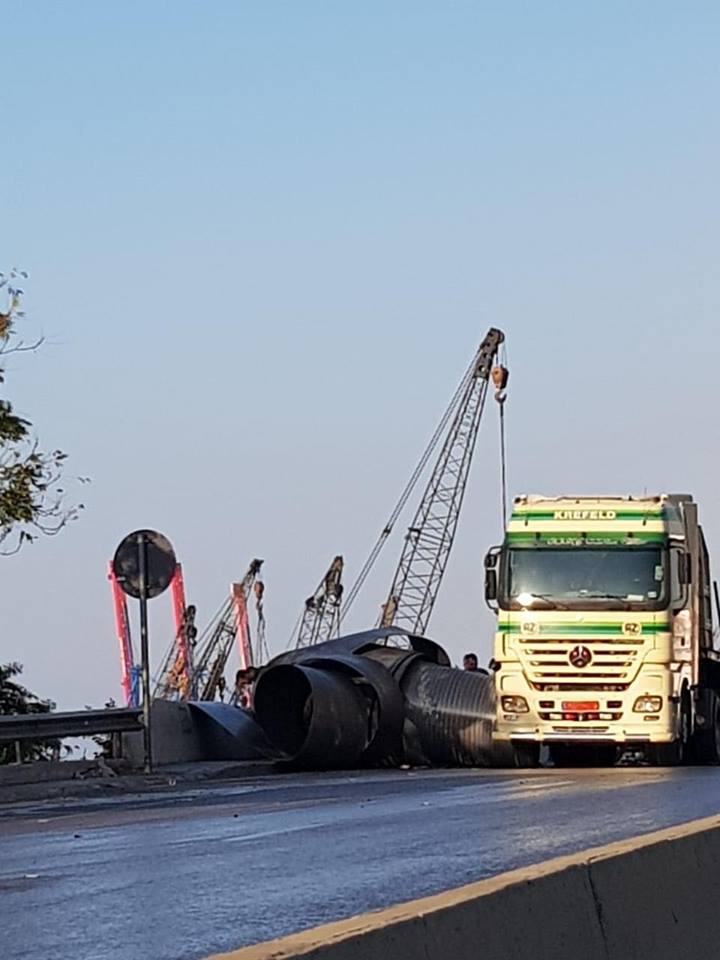 بالصور: قتيل بسقوط حمولة شاحنة عند تمثال المغترب 