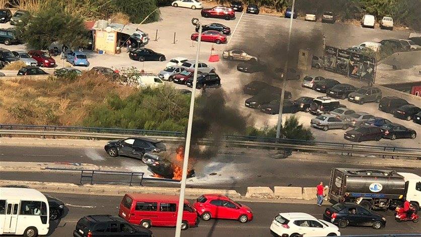 بالصورة: جريح اثر انقلاب سيارة واحتراقها على جسر العدلية