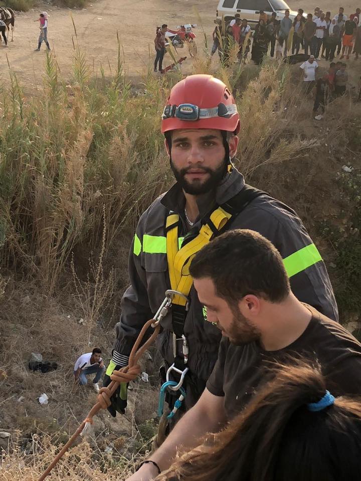 بالصور: انقاذ شاب علق بين الصخور في الروشة
