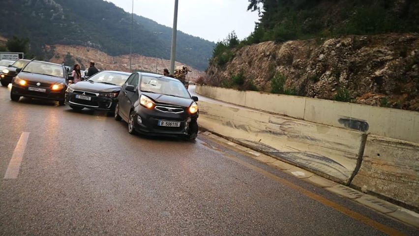 بالصور: تصادم بين 6 مركبات على اوتوستراد المتن السريع