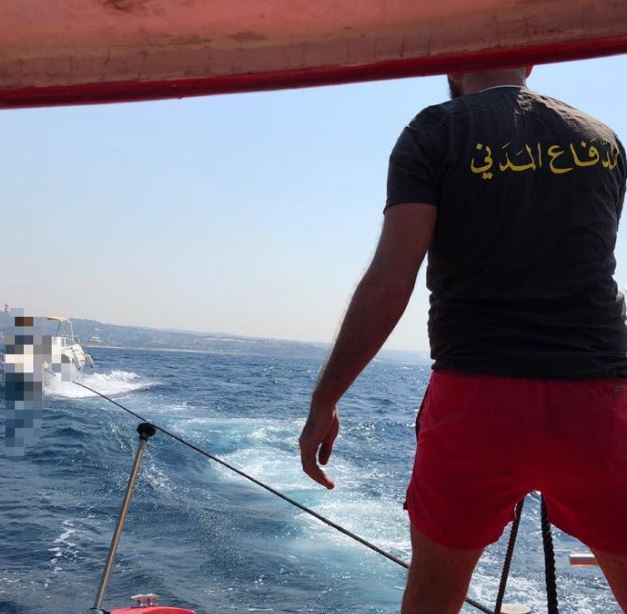 بالصور: سحب زورق سياحي مقابل شاطئ الجيه