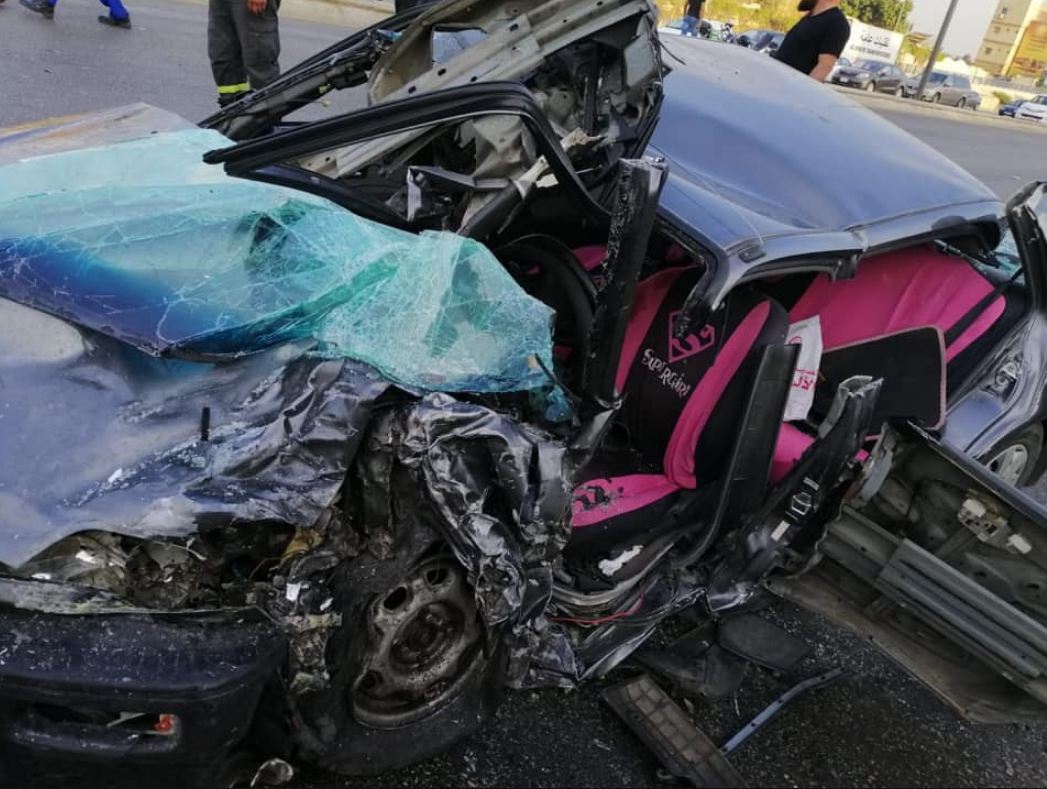 بالصور: قتيلة وجريحان بحادث سير مرّوع على أوتوستراد الأسد 