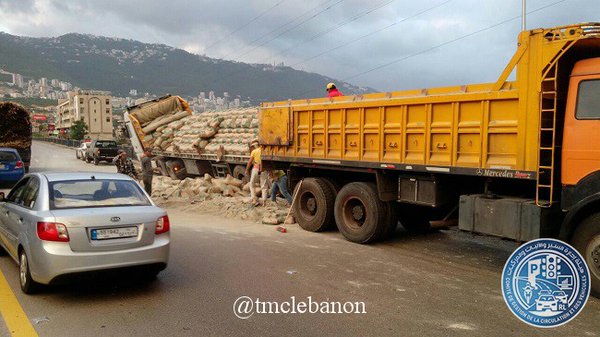 بالصور.. اصطدام شاحنة بالحائط على اوتوستراد طبرجا  بالصور.. اصطدام شاحنة بالحائط على اوتوستراد طبرجا