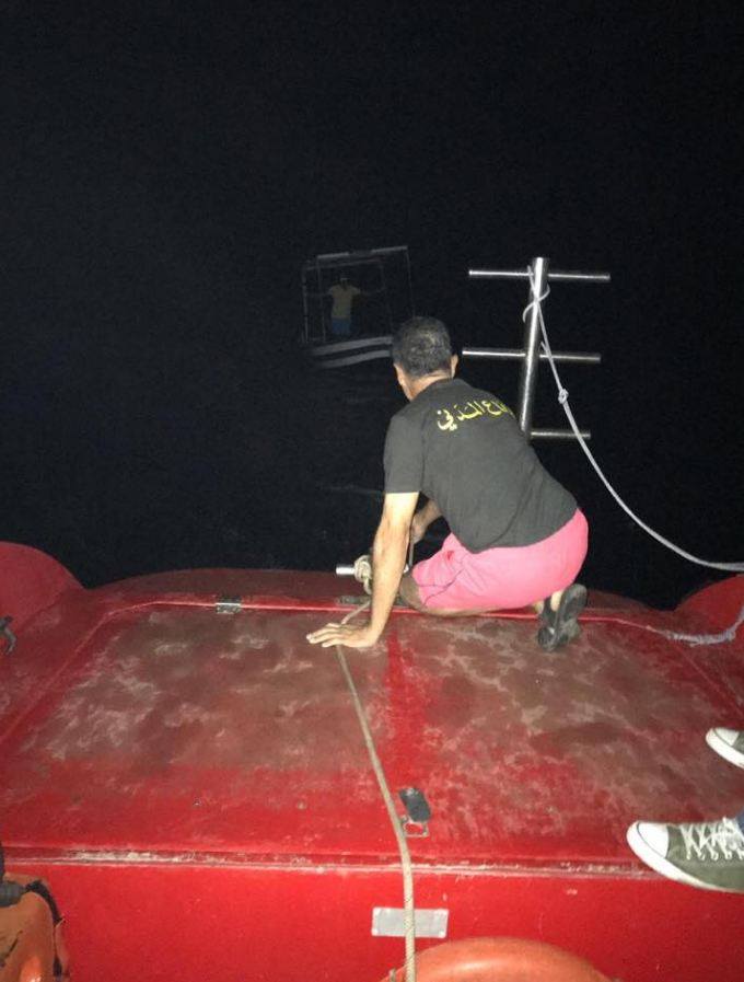 بالصور: سحب زورق لصيد الاسماك في السعديات بالصور: سحب زورق لصيد الاسماك في السعديات