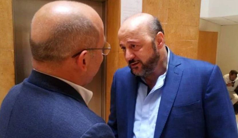 الرياشي: "صوروني مع آلان بلكي بيشحتوه من التيار"
