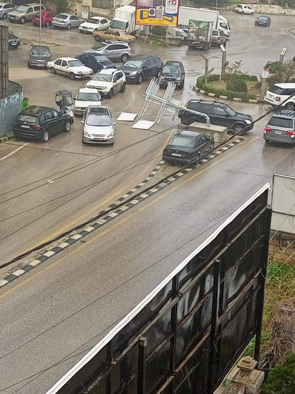 بالصورة - سقوط عامود يحمل كاميرات المراقبة في أبي سمرا