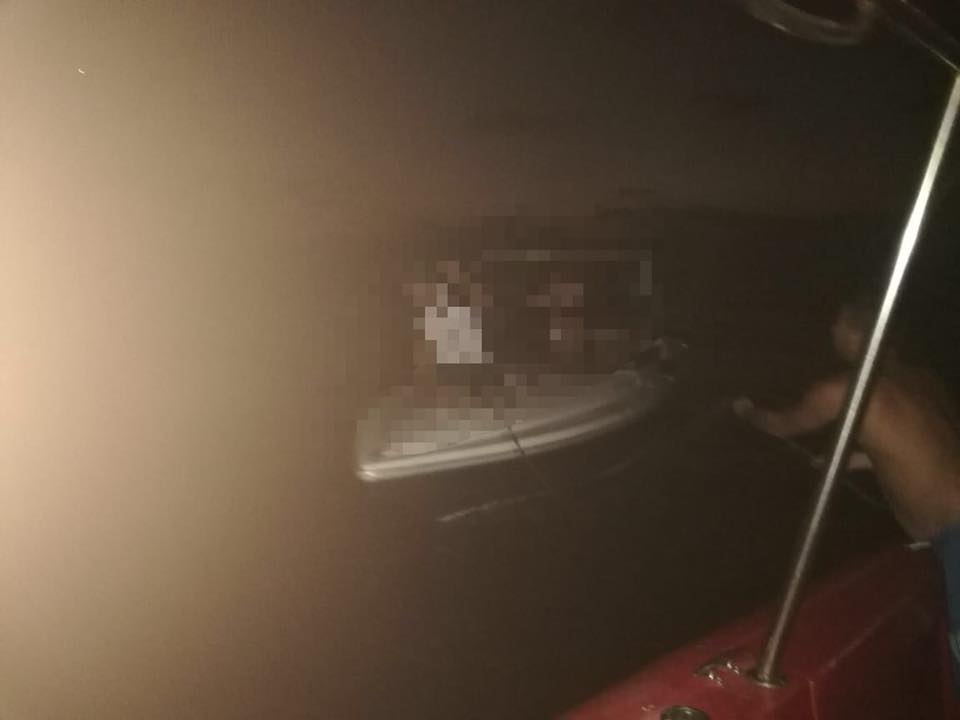 بالصور: سحب زورق سياحي مقابل شاطئ صور
