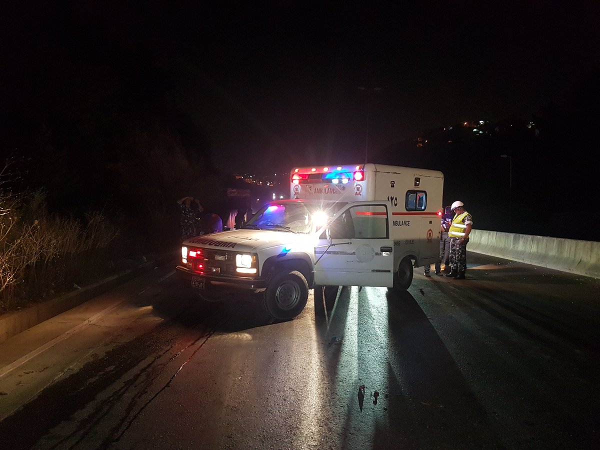 بالصور: 3 جرحى في حادث سير على اوتوستراد المتن السريع