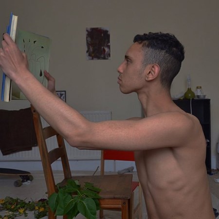 بالصور.. شاب يزيل الحلمتين وسرّة البطن لبيعها على الانترنت